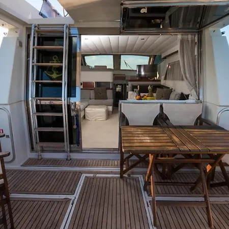 Luxury Living On A Yacht *