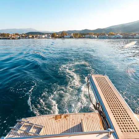 Luxury Living On A Yacht *