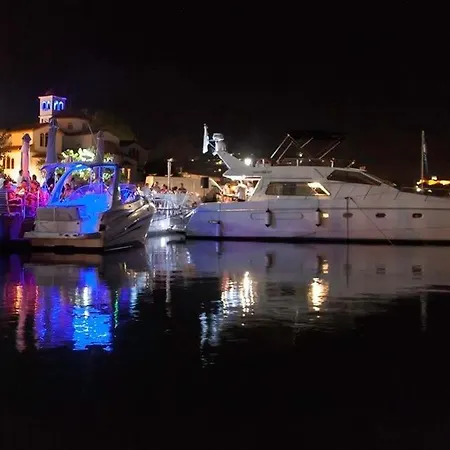 Luxury Living On A Yacht Botel